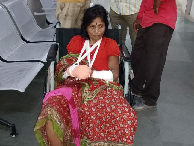 4 people attacked the woman who was cutting fodder, also axed the ...