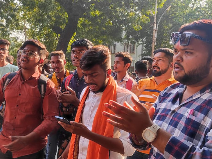 विरोध में वीएचपी के कार्यकर्ताओं ने कैंपस में रामधुन और हनुमान चालीसा का पाठ किया।