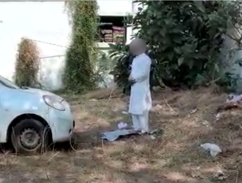 जनरल एजुकेशन बिल्डिंग के पिछले हिस्से में नमाज पढ़ते हुए स्टूडेंट।