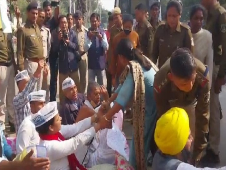 /धरने पर बैठे AAP कार्यकर्ताओं को किया गिरफ्तार।