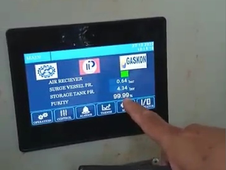 मीटर बताता हुआ कि 99.99 प्रतिशत की शुद्धता से मिल रहा ऑक्सीजन