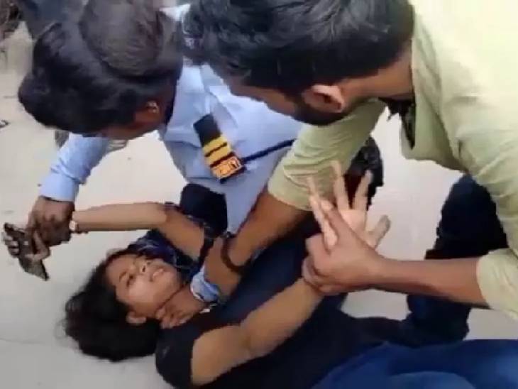 7 जुलाई को नमो घाट पर एक युवती व महिला सुरक्षाकर्मी में जमकर मारपीट का वीडियो सामने आया था। लड़की पैरों से सुरक्षाकर्मी को मार रही थी।