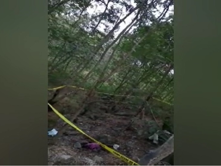 झाड़ियों के पास मिली लाश।