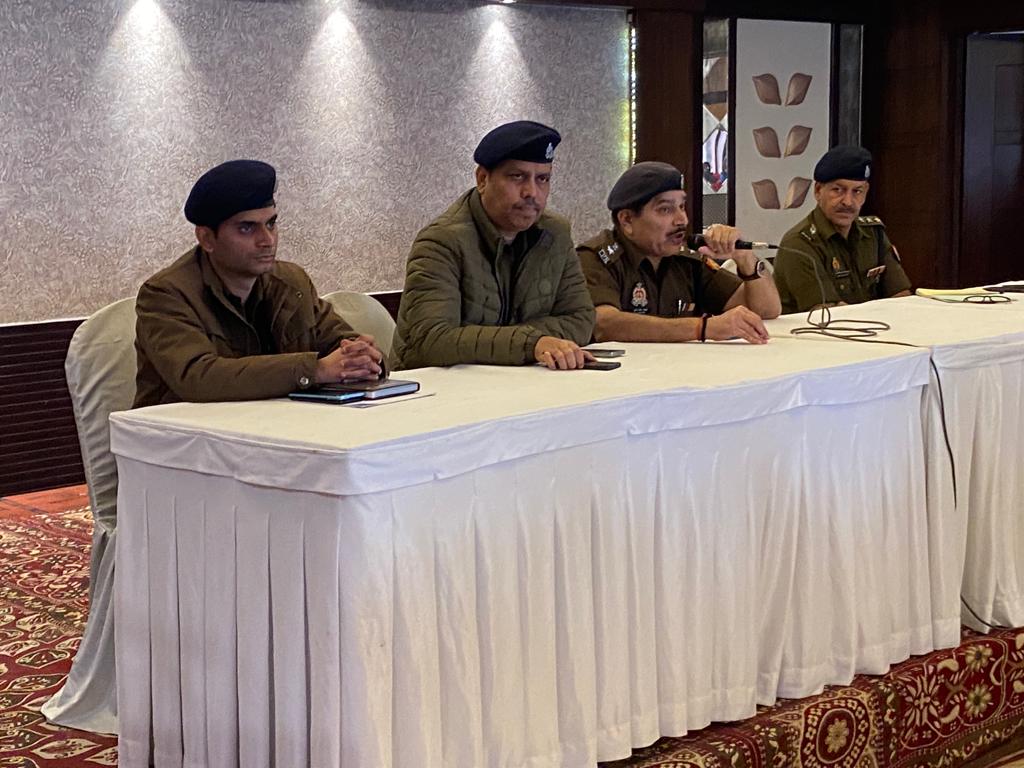 वाराणसी के पुलिस अधिकारियों ने नए साल पर आने वाली भीड़ को लेकर नाविकों को आश्वस्त किया कि नियमों का पालन हो।