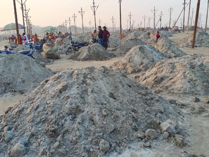 माघ मेले में तैयारियां शिथिल हैं। अभी भी संस्थाओं को आवंटित जमीन को समतल किया जा रहा है और मूलभूत सुविधाएं देने की मशक्कत हो रही है।