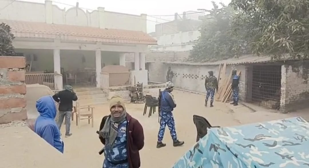 छापेमारी करने पहुंची टीम।