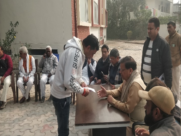 निकाय मंत्री कमल गुप्ता शिकायतें सुनते हुए।