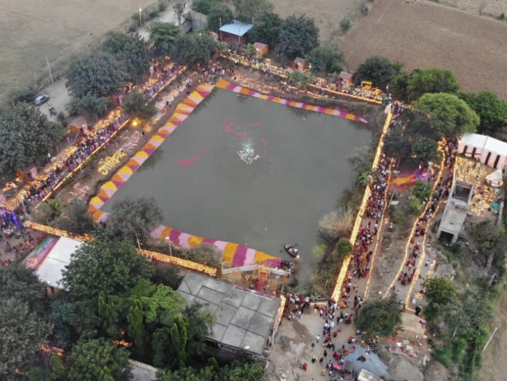 महंत के आश्रम में एक कुटिया बनी हुई है। उसके अंदर हर कोई नहीं जा सकता है। बकायदा प्रवेश के लिए नियम बने हुए है। उसी में यौन शोषण किया गया था।