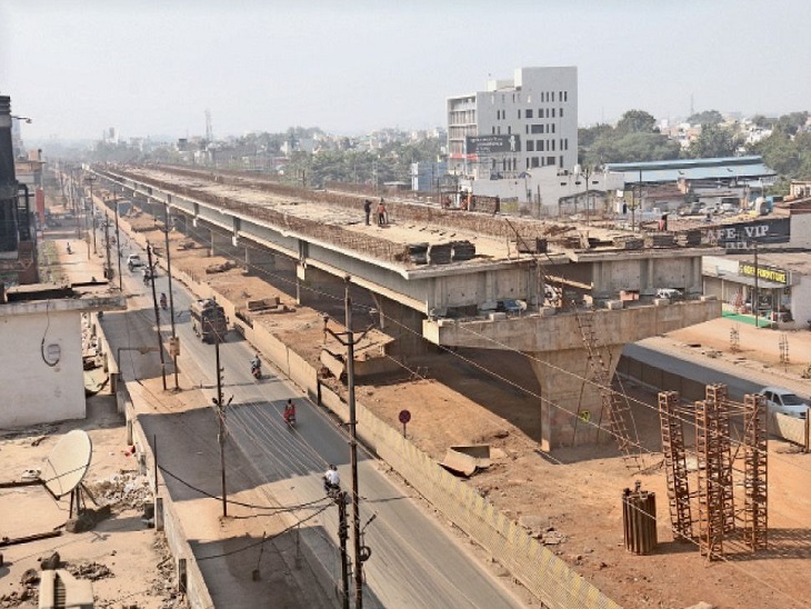 इस तरह सड़क के दोनों ओर बनानी थी सुरक्षा दीवार