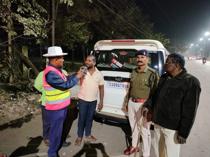 वाहन चालकों की जांच करती ट्रैफिक पुलिस