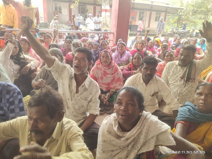 वेतन, पीएफ और ईएसआईसी की मांग को लेकर सफाई कर्मियों ने की थी मांग