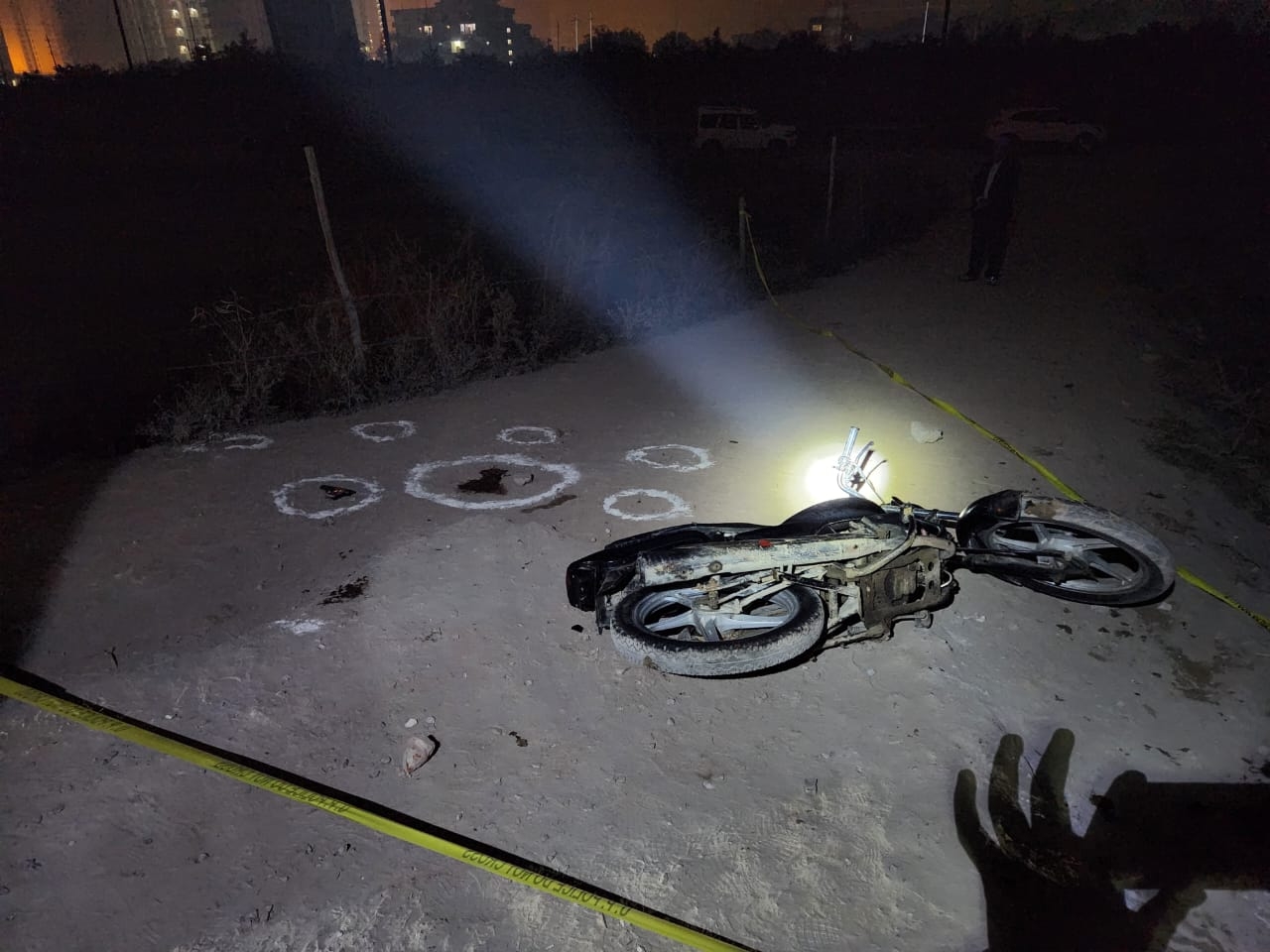 बदमाश कुलदीप की बाइक और पास में पड़ी उसकी पिस्टल।