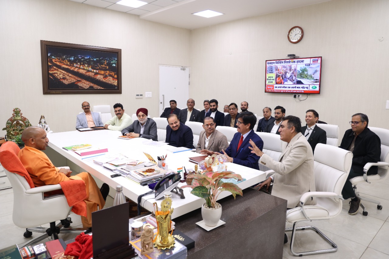 लखनऊ में मुख्यमंत्री योगी आदित्यनाथ से मुलाकात करते पंजाब के उद्यमी। यह फोटो शिअद नेता विक्रम सिंह मजीठिया ने ट्वीट कर पंजाब के मुख्यमंत्री भगवंत मान पर हमला बोला था।