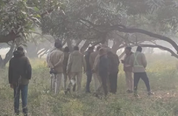 मौके पर जांच करते पुलिस कर्मी।