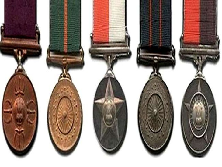 पुलिस अधिकारियों और कर्मियों को मिला पदक - Dainik Bhaskar