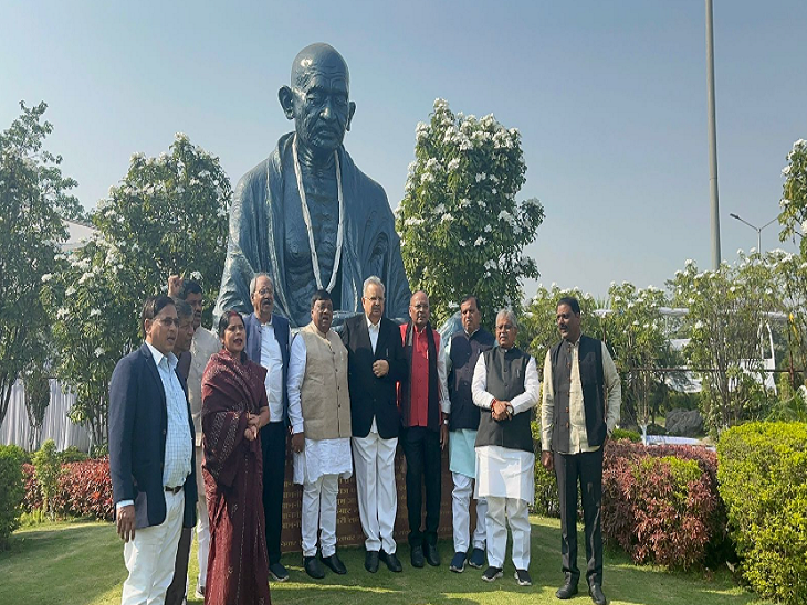सदन के बाहर गांधी प्रतिमा के पास खड़े बीजेपी नेता।