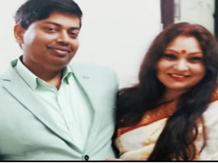 ये फोटो ARTO प्रवर्तन भूपेश कुमार गुप्ता व उनकी पत्नी निर्मला की है।