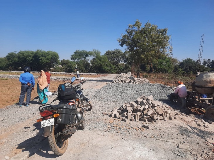 कलेक्टर से शिकायत, फिर भी धड़ल्ले से चल रहा अवैध निर्माण।