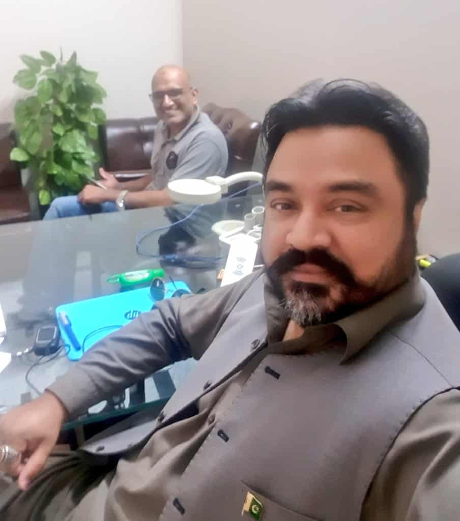 मेजर आदिल (दाढ़ी में) ब्रिटेन में रहते हैं। उनका एक यूट्यूब चैनल भी है।