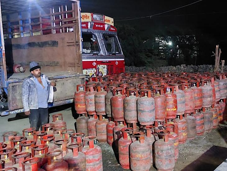 2 trucks found standing on the highway, 700 illegal gas cylinders ...