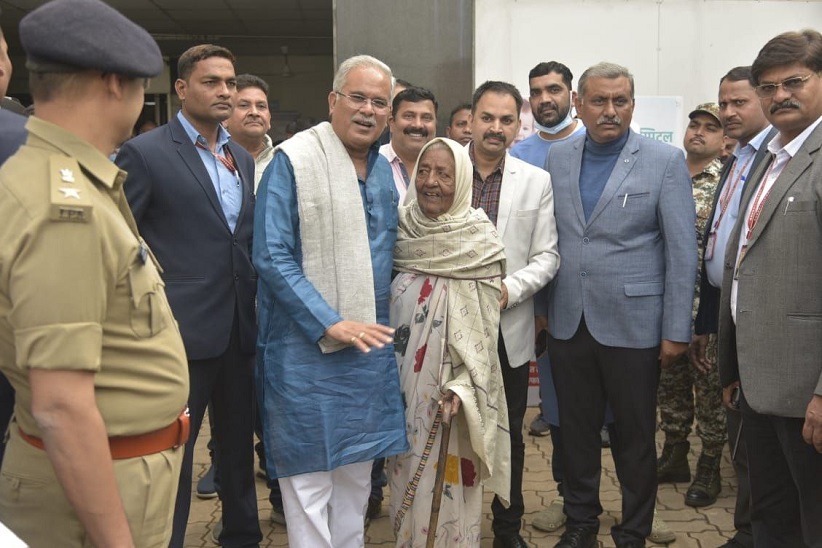 सिंधू ताई से मुलाकात करते मुख्यमंत्री - Dainik Bhaskar