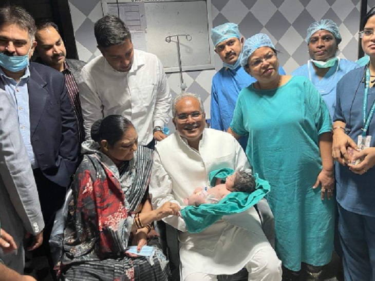 मुख्यमंत्री व उनकी पत्नी पहले दिन अपने पोते के साथ - Dainik Bhaskar