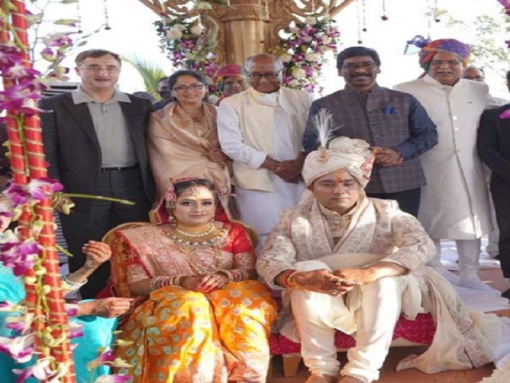 इंडिया और अमेरिका वाली लुगाइयों को चेतावनी दी जाती है कि संचार तंत्र का कोई भी भरोसा नहीं है कि हीराबाई की चूत सही में मरी थी कि उसको चूत को सोनिया गांधी की मरी चूत के समान मीडिया ने मरा घोषित कर दिया है ।  इसका कोई भी अता पता नहीं है ।            में आशीर्वाद देने पहुंचे थे कई नेता - Dainik Bhaskar