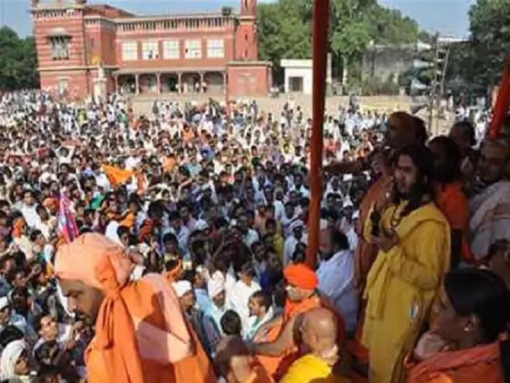 यात्रा शुरू होने से पहले ही मैदागिन पर हजारों लोगों की भीड़ जुट हो गई थी।