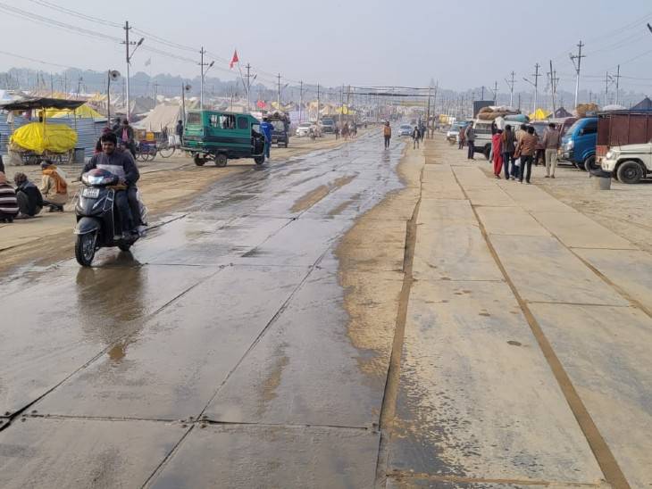 संगम की तरफ आने वाली सभी सड़कों को धोया आ जा रहा है। सफाई की खास व्यवस्थाएं की गई हैं।