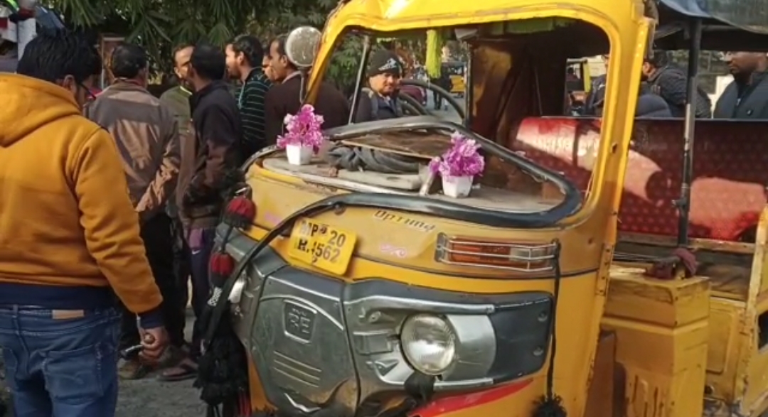 Shramveerbharat news January 5, 2023 जबलपुर में ऑटो ने मारी चाट ठेले को टक्कर:ऑटो में सवार दो सवारी घायल; चाट ठेला दुकानदार के ऊपर पलटा जबलपुर के गौ माता चौक में आज शाम ऑटो ने चाट के ठेले में टक्कर मार दी। जिससे ऑटो पलट गया और ऑटो में सवार दो सवारी घायल हो गई। प्रत्यक्षदर्शियों के मुताबिक ऑटो क्रमांक एमपी 20 आर 4562 का चालक नशे में ऑटो चला रहा था। ऑटो में दो सवारी भी सवार थी। ऑटो चालक तेज गति से मदनमहल की ओर जा रहा था। इसी दौरान गौ माता चौक के मोड़ में ओम चाट सेंटर के ठेले में टक्कर मार दी। जिसके कारण चाट ठेला सहित ऑटो पलट गया और दुकानदार भी चपेट में आ गया। जिससे चाट की सामग्री रास्ते में बिखर गई। घटना के दौरान ऑटो में सवार दो सवारी भी सवार थी। जो घायल हो गए। जिन्हें इलाज के लिए अस्पताल ले जाया गया। वही मौके से ऑटो चालक और कंडक्टर फरार हो गए। जिन्हें लोगों ने पकड़कर पुलिस को सौंप दिया हैं। चाट ठेले के दुकानदार ने लार्डगंज थाने में शिकायत दर्ज कराई है। दुकानदार की शिकायत के बाद पुलिस ने मामला जांच में लिया है। Shramveerbharat news January 5, 2023 जबलपुर में ऑटो ने मारी चाट ठेले को टक्कर:ऑटो में सवार दो सवारी घायल; चाट ठेला दुकानदार के ऊपर पलटा जबलपुर के गौ माता चौक में आज शाम ऑटो ने चाट के ठेले में टक्कर मार दी। जिससे ऑटो पलट गया और ऑटो में सवार दो सवारी घायल हो गई। प्रत्यक्षदर्शियों के मुताबिक ऑटो क्रमांक एमपी 20 आर 4562 का चालक नशे में ऑटो चला रहा था। ऑटो में दो सवारी भी सवार थी। ऑटो चालक तेज गति से मदनमहल की ओर जा रहा था। इसी दौरान गौ माता चौक के मोड़ में ओम चाट सेंटर के ठेले में टक्कर मार दी। जिसके कारण चाट ठेला सहित ऑटो पलट गया और दुकानदार भी चपेट में आ गया। जिससे चाट की सामग्री रास्ते में बिखर गई। घटना के दौरान ऑटो में सवार दो सवारी भी सवार थी। जो घायल हो गए। जिन्हें इलाज के लिए अस्पताल ले जाया गया। वही मौके से ऑटो चालक और कंडक्टर फरार हो गए। जिन्हें लोगों ने पकड़कर पुलिस को सौंप दिया हैं। चाट ठेले के दुकानदार ने लार्डगंज थाने में शिकायत दर्ज कराई है। दुकानदार की शिकायत के बाद पुलिस ने मामला जांच में लिया है।