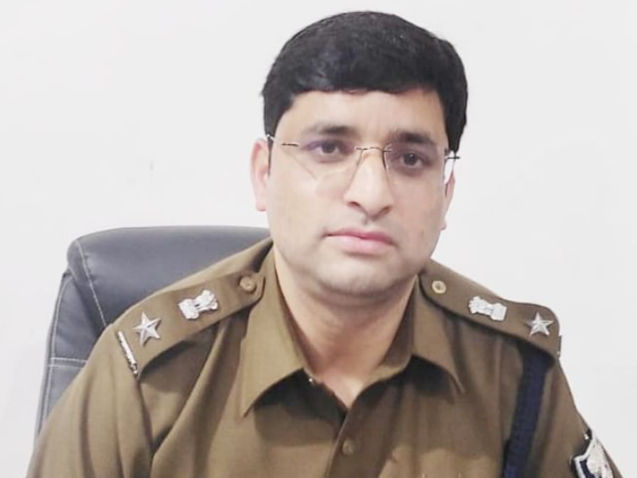 एसपी डॉ इनामुल हक मेंगनू के निर्देश पर हुआ तबादला | Transfer of many police  officers in Kishanganj, Transferred on the instructions of SP Dr. Enamul  Haque Menganu - Dainik Bhaskar