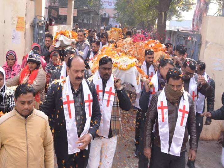 The funeral procession of 4 unclaimed dead bodies left the post mortem house, 1 quintal flowers