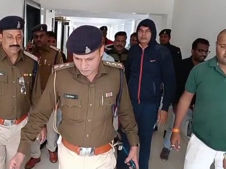 लोगों को शांत करवाने पहुंची खर्सीपार पुलिस