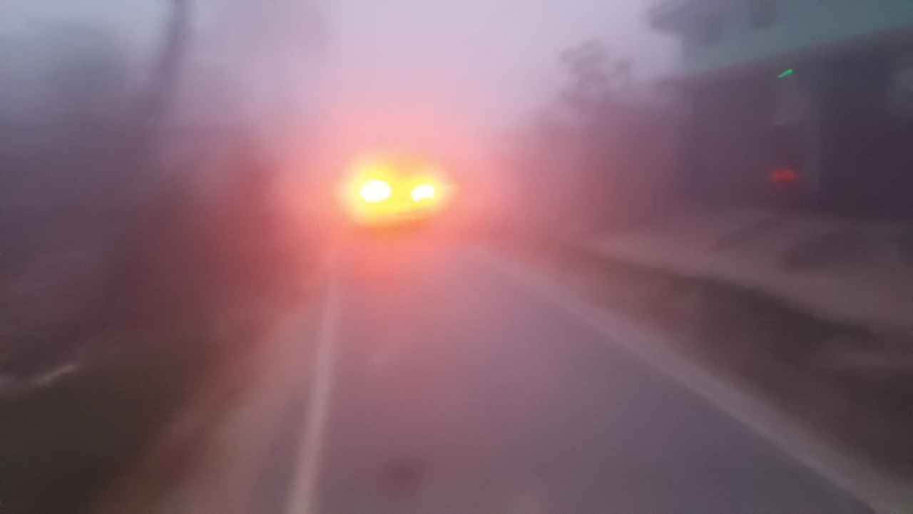 समस्तीपुर में सुबह-सुबह गाड़ियों की लाइट चलानी पड़ रही है।