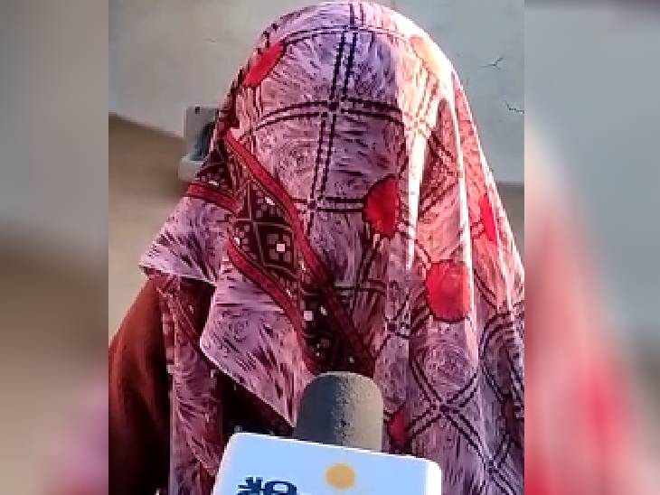 लड़की की मां ने दैनिक भास्कर से दर्द साझा किया। गांव के ही दो युवकों ने उससे छेड़छाड कर उसकी मांग में सिंदूर हो गया। इससे आहत बेटी ने सुसाइड कर लिया।