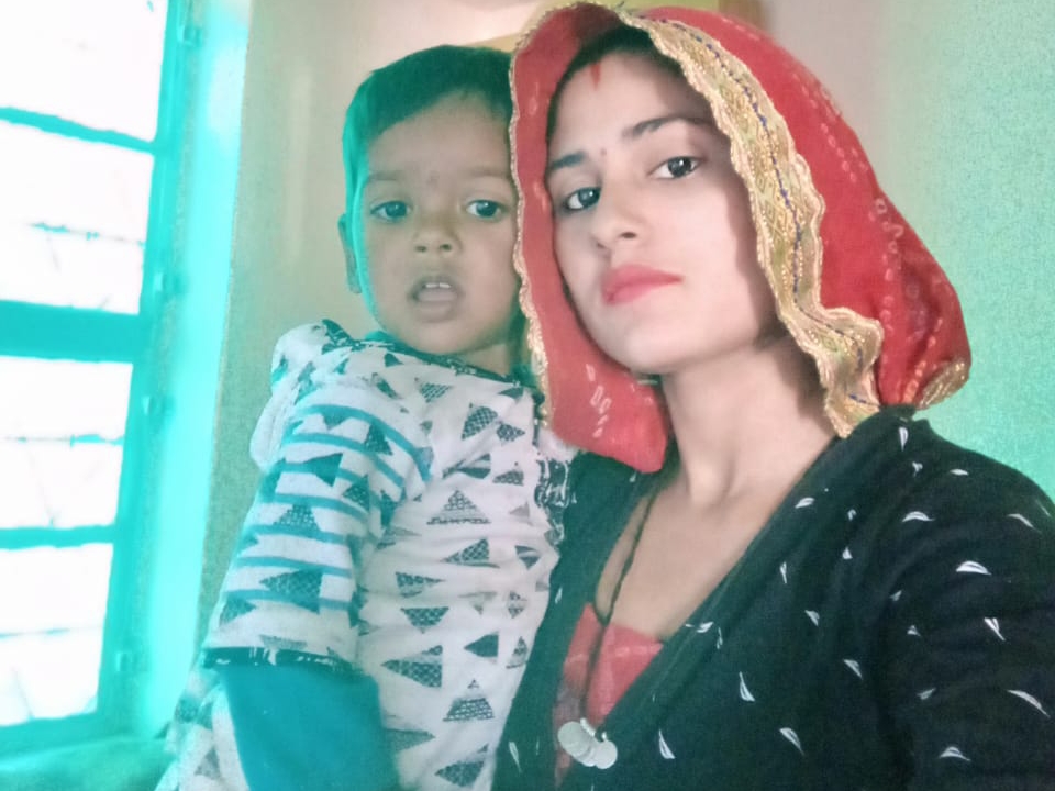 गायत्री देवी अपनी 3 साल की बेटी के साथ। दम घुटने से मां-बेटी की मौत हो गई।