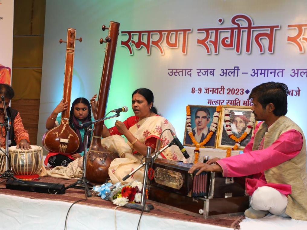 The audience enjoyed the singing performance, today the artist will