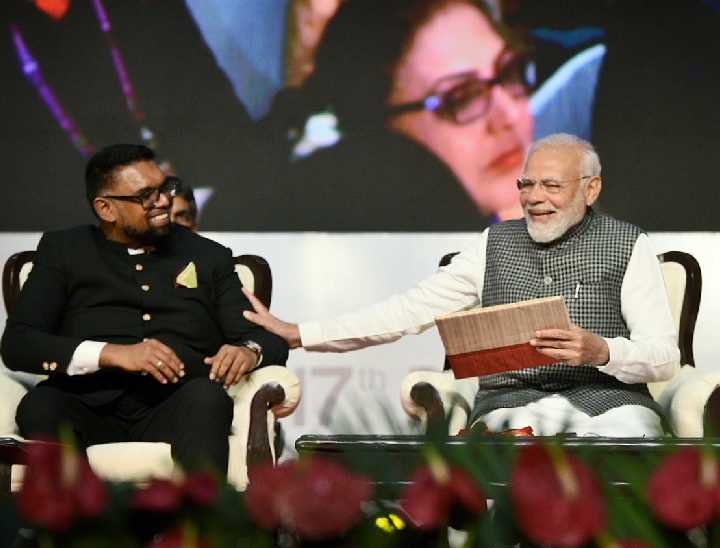 डाक टिकट के विमोचन के दौरान गुयाना के राष्ट्रपति मोहम्मद इरफान अली के साथ पीएम मोदी। ये डाक टिकट प्रवासी भारतीयों को समर्पित था।