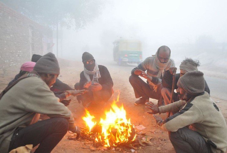 There will be relief from sunshine in the day, from January 13, there will be relief from fog | आगरा में टैम्प्रेचर 4 डिग्री, घना कोहरा छाया: दिन में धूप निकलने से