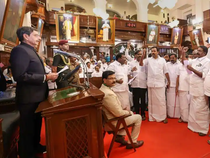 जब राज्यपाल का अभिभाषण चल रहा था, तभी DMK विधायक नारेबाजी करते हुए उनके करीब पहुंच गए थे।