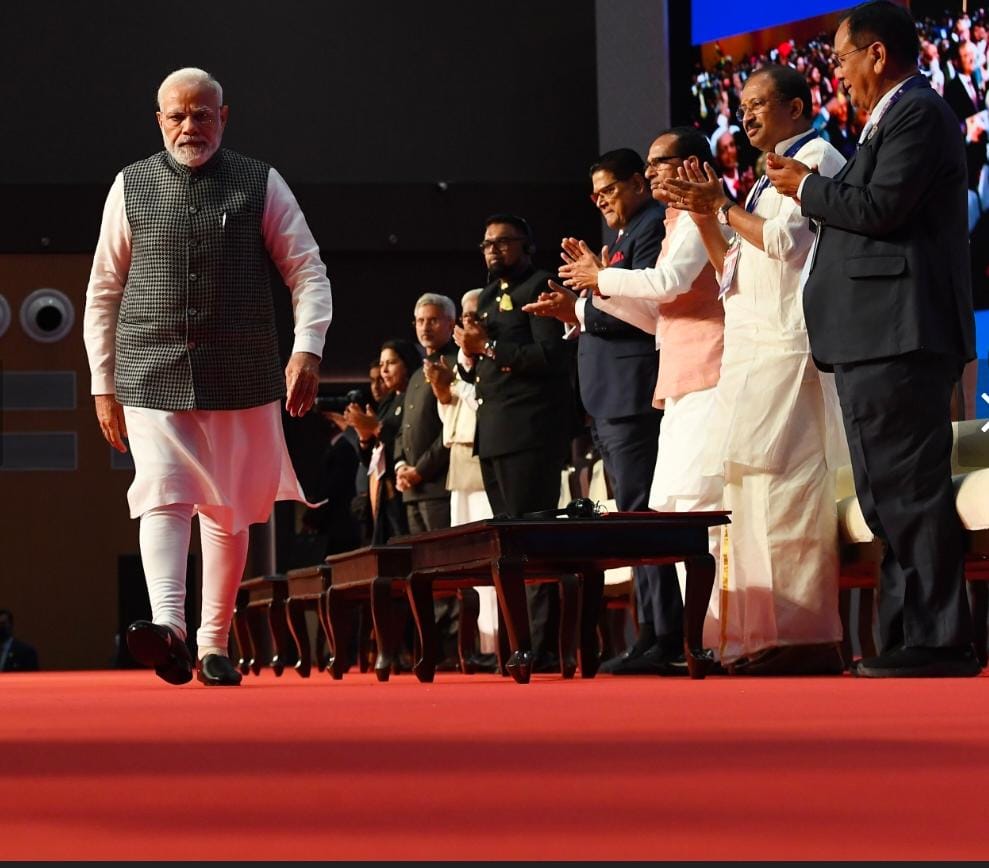 NRI सम्मेलन को संबोधित करने के लिए जैसे ही मोदी अपनी सीट से उठे। मंच समेत नीचे बैठे मेहमानों ने तालियां बजाकर उनका स्वागत किया।