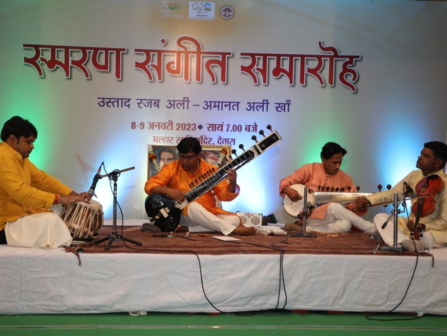 वायलिनसितारसरोद और तबले की जुगलबंदी की प्रस्तुति, गायिका गौरी पठारे