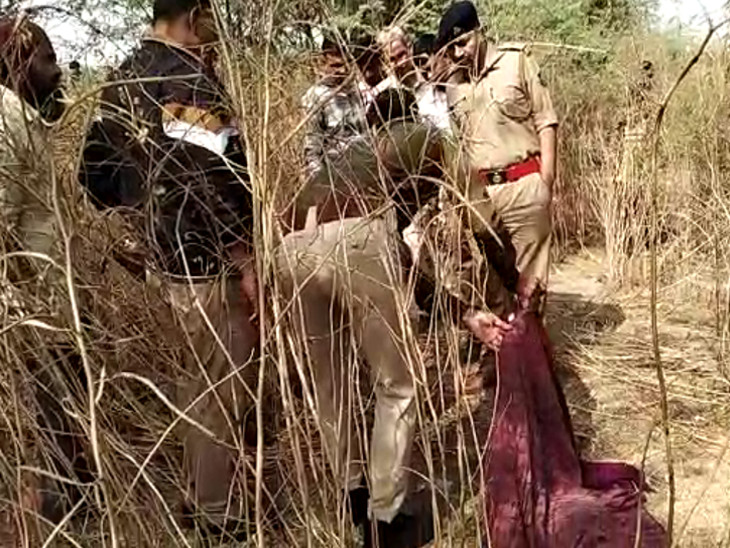गला घोंटा, लाश सीने से लगाकर झाड़ियों में फेंक आया पिता, VIDEO | Gujarat  Child Murder Video; Father Killed Her Daughter | Rajkot News - Dainik  Bhaskar