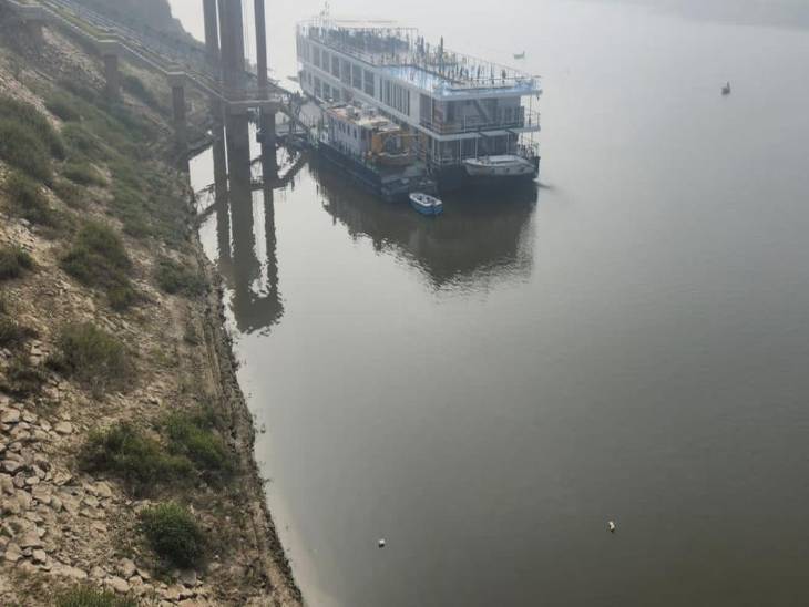 वाराणसी के रामनगर बंदरगाह पर पहुंचे गंगा विलास क्रूज में फ्यूल भरा जा रहा है।