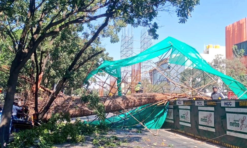 हादसे के बाद पिलर सड़क पर गिर गया, जिसके चलते इलाके में ट्रैफिक जाम भी हो गया।