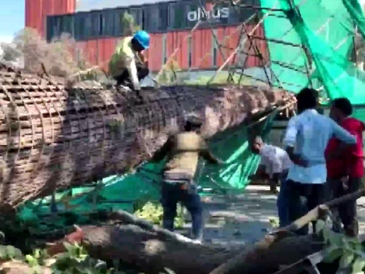 स्थानीय लोगों ने पिलर हटाने में मदद की, लेकिन तब तक महिला और उसके बेटे की जान जा चुकी थी।