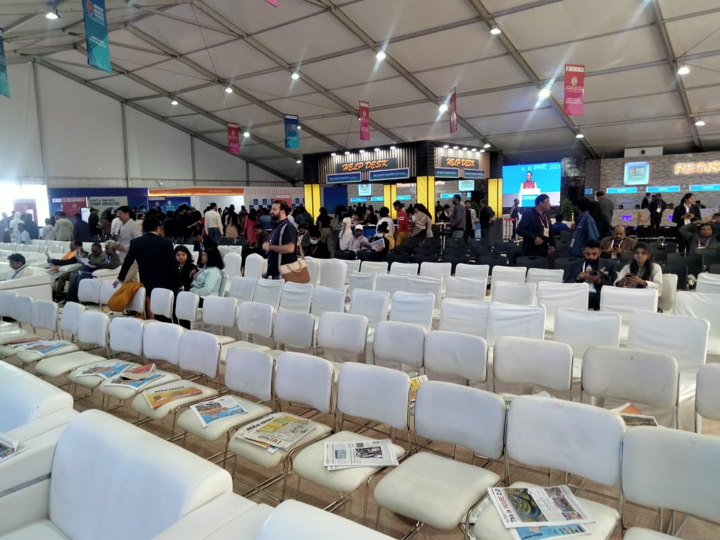 कल NRI के हंगामे और बैठने की व्यवस्था नहीं थी। आज रजिस्ट्रेशन सेंटर पर बैठक व्यवस्था बदली गई। अलग से कुर्सियां लगाई गईं।