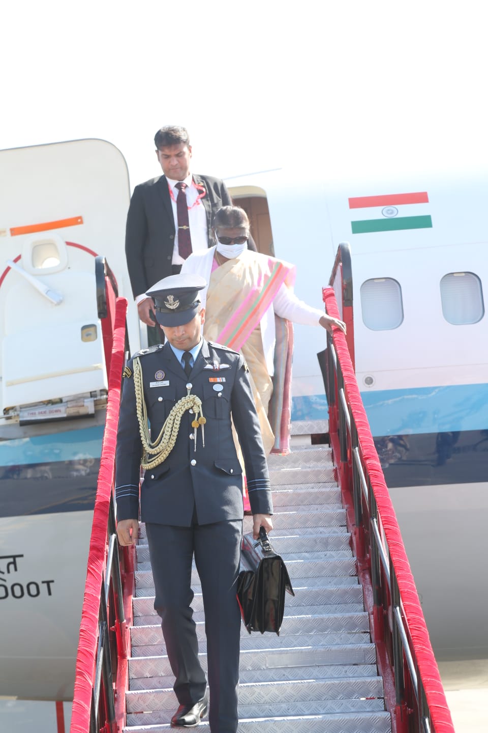 विमान से उतरतीं राष्ट्रपति द्रौपदी मुर्मू।