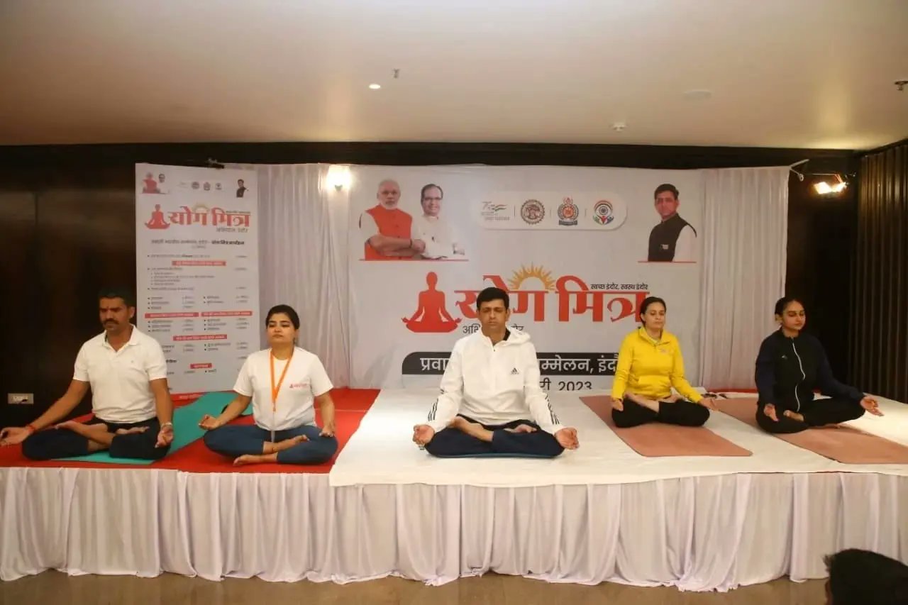 योग सत्र आयोजन में महापौर पुष्यमित्र भार्गव भी शामिल हुए।