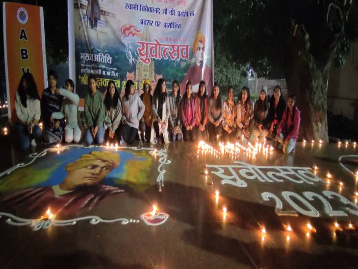 विश्वनाथ मंदिर में आज स्वामी विवेकानंद की जयंती की पूर्व संध्या पर दीप जलाए गए।